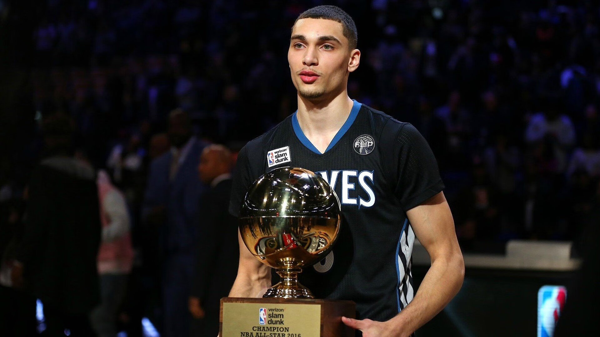 女足比赛中，中国队员朱某表现出色，中国女足朱薇