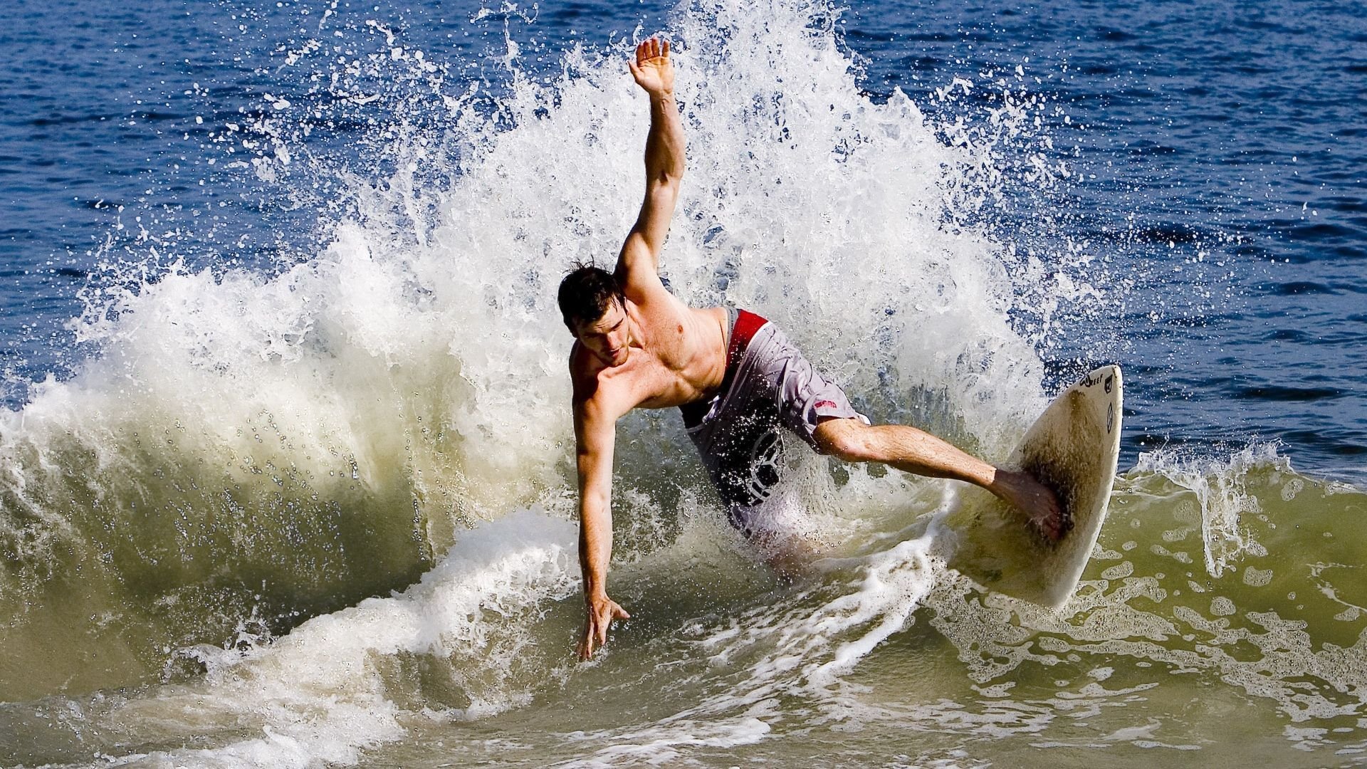 瑞士马术协会与国际马术联合会合作，举办国际马术交流活动，促进技术交流。