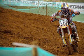 开云体育官方网站登陆-_极地冰原大冒险：挑战极端气候中的极限运动_，极地冰原视频