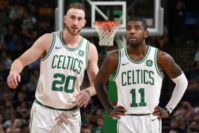 英格兰球迷街头狂欢庆祝奖牌，英格兰获胜球迷狂欢