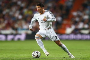 纽卡斯尔联球迷狂欢，团队士气高涨，纽卡斯尔联足球队